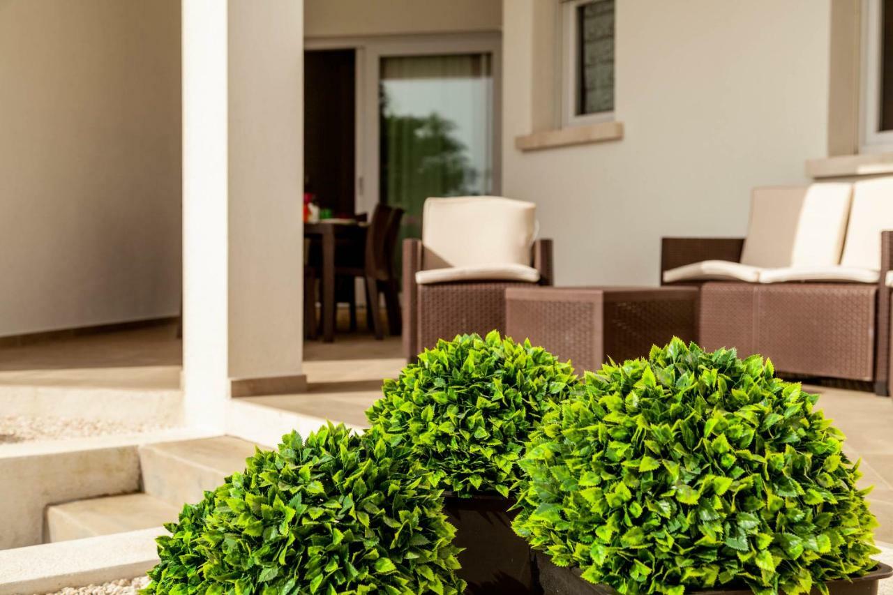 Caneis Apartments San Teodoro  Exterior photo